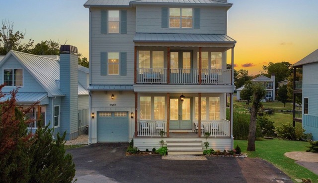 6 Br, 7.5 Ba Luxurious Lake Getaway, Sleeps 22