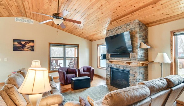 6 Mi to Dtwn Pella: Riverfront Cabin w/Game Room!