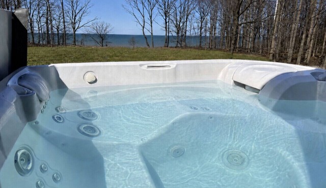 7.5ac Lakefront Oasis w/550ft Frontage near Wineries: 2 King Rooms + Bunk Room