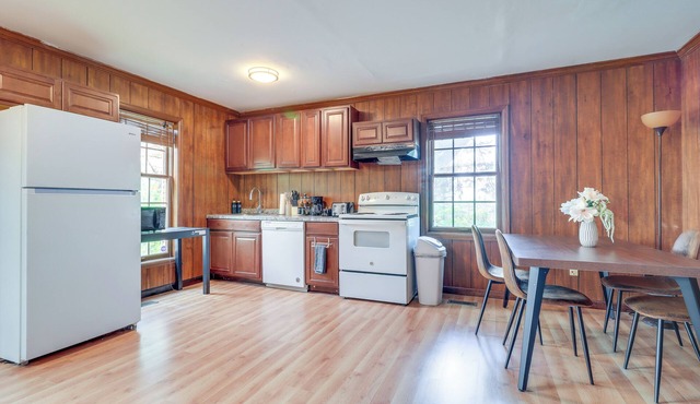 7 Mi to Downtown: Cozy West Toledo Apt w/Yard