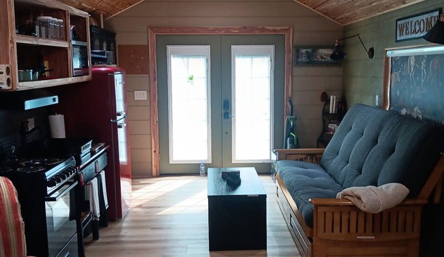 A family and pet friendly cowboy-cabin with a western experience.