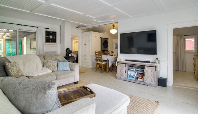 Access to Centerville's Resident Beaches! Cozy Gem