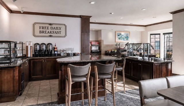Accessible 1BR Suite w/Complimentary Breakfast
