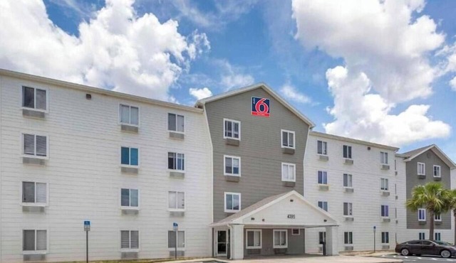 ADA Full Bed,Tub,Nsmk|Kitchen|Studio 6 Fort Myers