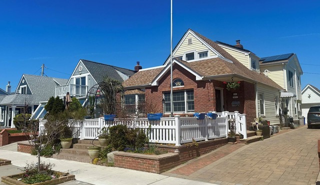 Adorable 2-bedroom house with AC in one block from the beach