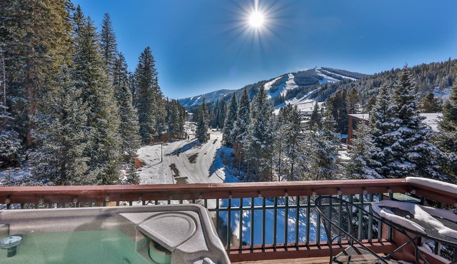 AMAZING VIEWS and PRIVATE Hot Tub! Walk to Winter Park Resort!