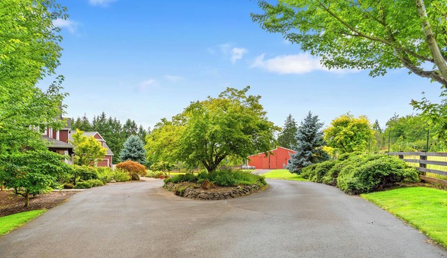 Anbrila Vineyard House, 5-Bedroom w/Pool, Hot Tub, Mt. Hood + Vineyard Views!