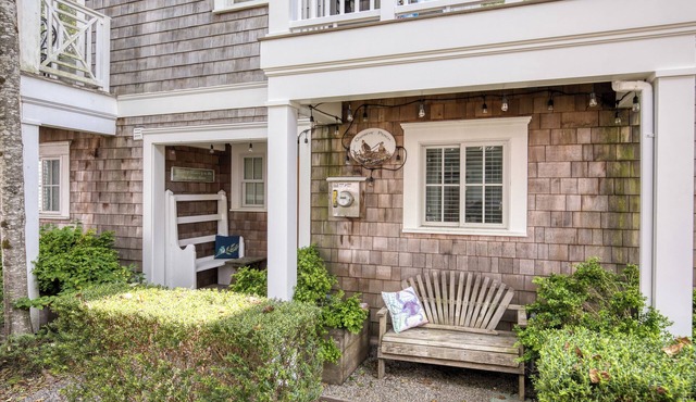 Arcade, Family + Dog Friendly, Seabrook Town Center Home, 5min. walk to beach