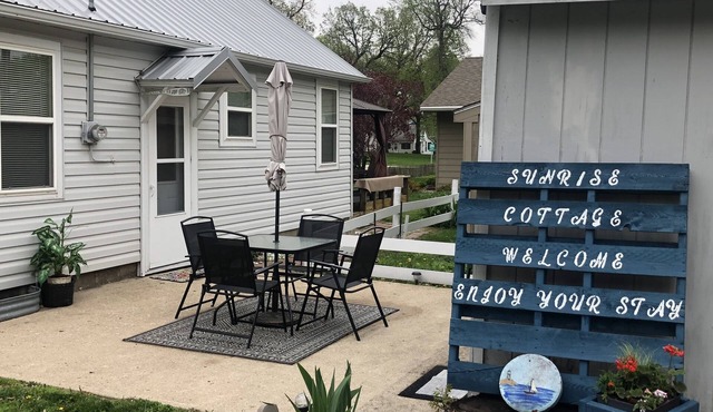 Arnolds Park Cozy Cottage & Gazebo Steps to Okoboji Lake & Park