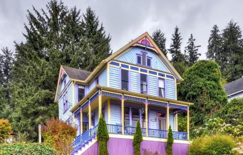 'Astoria Painted Lady' Historic Apt w/River View!