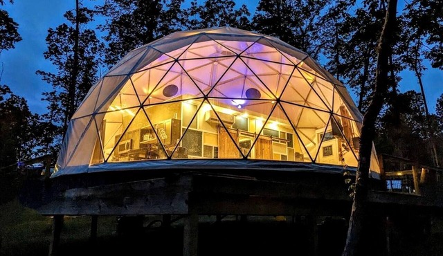 Award-Winning Glamping Dome with Panoramic Pond Views near The Caverns, Coalmont TN