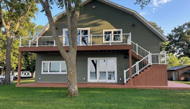 Bare Feet Retreat New, 2nd Floor 3-BR, 2 bath lakefront house on Lake Shetek