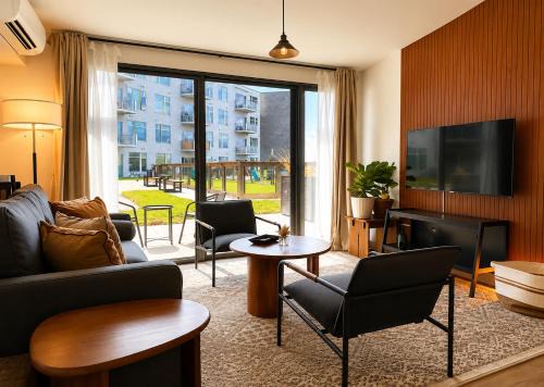 Bay View Designer 1BR - Best Location with Balcony, Gym, and Terrace - Sleeps 4