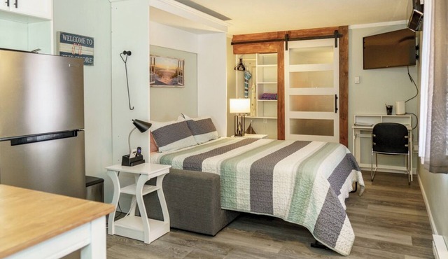 Beach Bum Hideaway - Cozy studio condo with full kitchen. 400 ft to the beach! in Hampton
