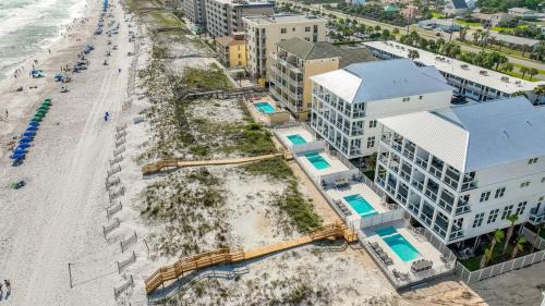 Beach Front 8 BR 6 BA Pool & Hot Tub Pickleball Fun in Fort Walton Beach