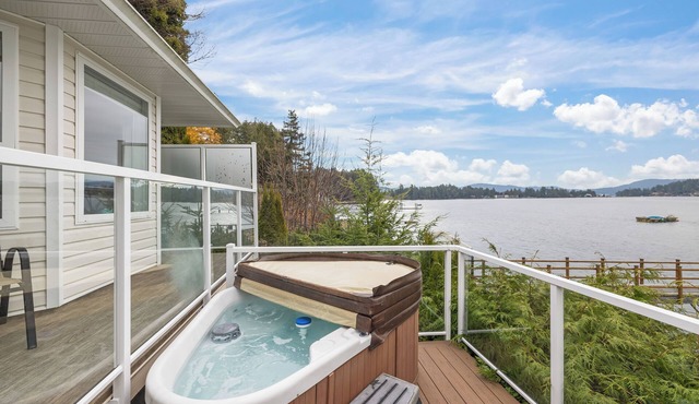 Beach Front Retreat :Private Beach and Dock Access, Hot Tub, BBQ &Free Kayaks! in Sooke