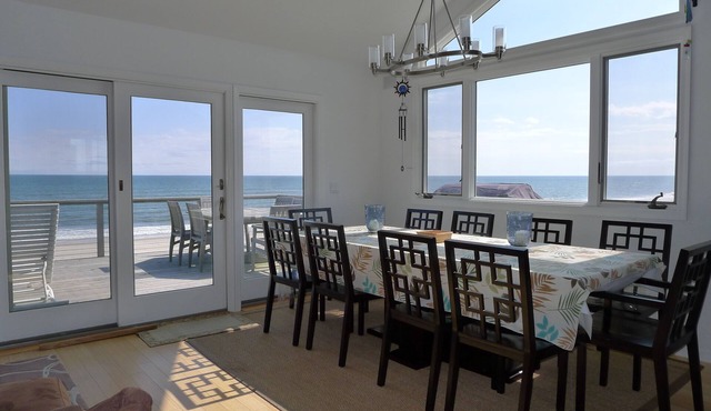 Beachfront 5-bedroom vacation home, 15-minute walk to Ocean Beach