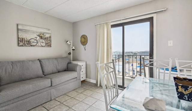 Beachfront Fourth-Floor Condo w/Community Pool!