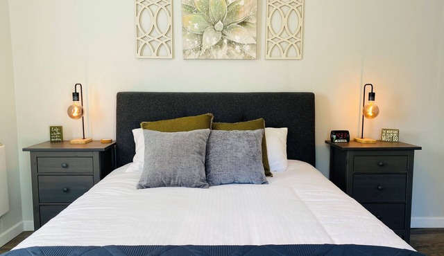 — Bear Bungalow Hot Springs — Fully Remodeled, Convenient Location