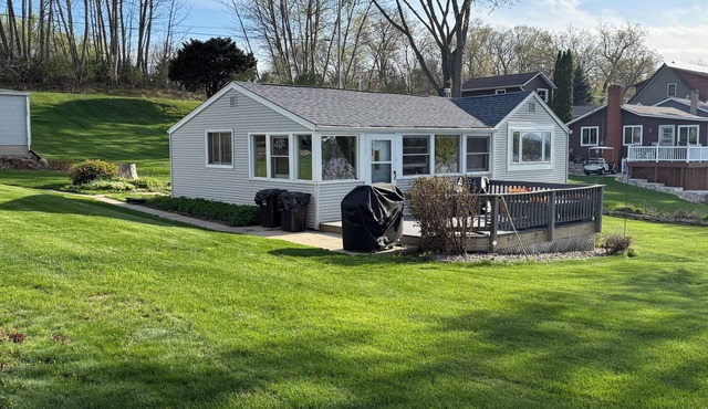 Beautiful 2-bedroom Lake Cottage with AC in charming Lodi WI. Private Pier