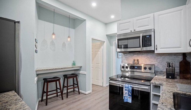 Beautiful Downtown Apartment on Thames Street, Walk to Everything - Sleeps 6