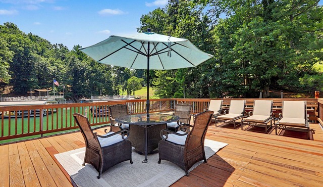 Beautiful Lake Front Home With Private Dock!.