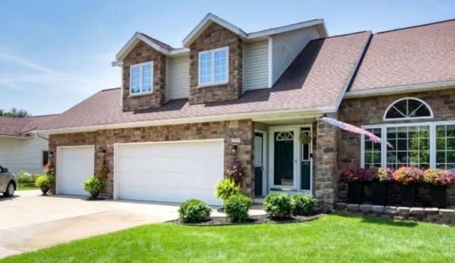 Beautiful, spacious luxury home in Michigan for 12 .