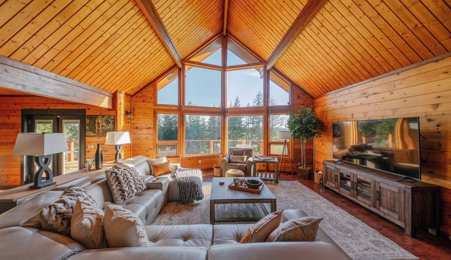Beautiful views! Gorgeous country retreat on 5 acres. Private, quiet & secluded.