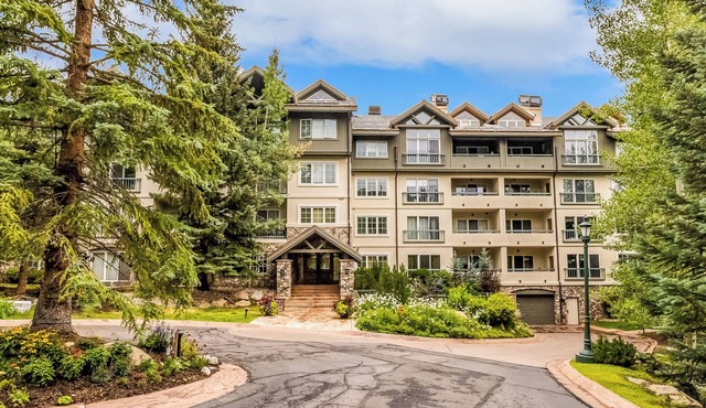 Beaver Creek 2BR/2BA with Private Balcony! Mountain Views, Pool and Hot Tub
