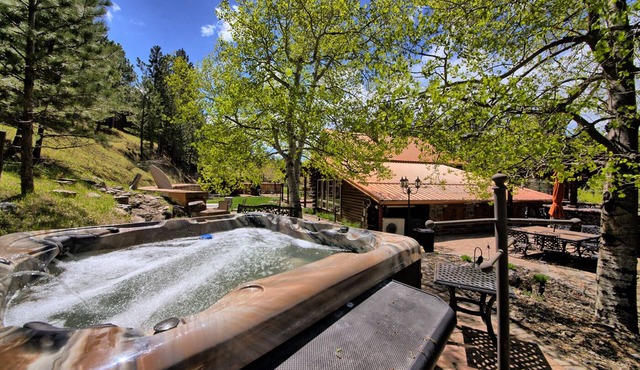 Birdcage- within minutes of downtown Deadwood