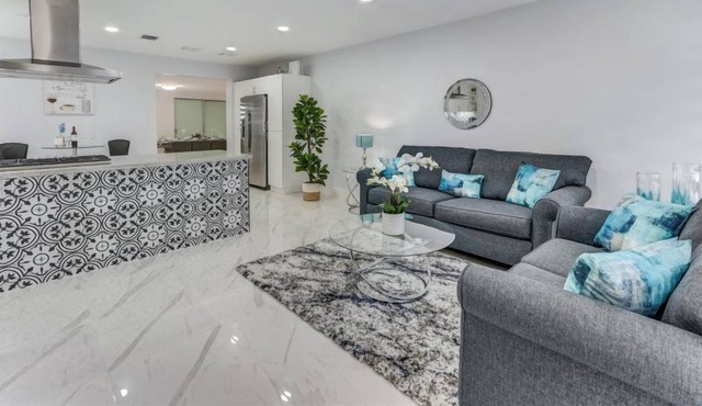 Blue Haven - Hialeah | 5 Bdr., Priv. Pool, Near Airport!