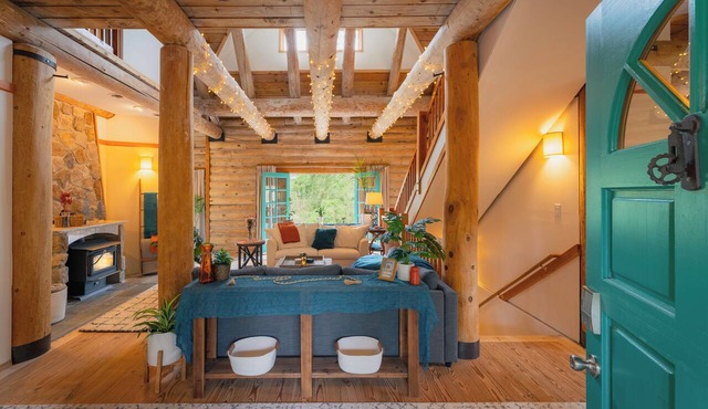 Blue Roof Lodge - Forest Getaway for Groups