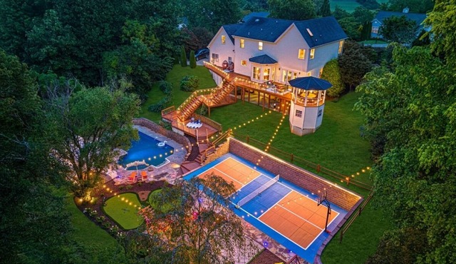 Booking Fast! Pool, Pickleball, Sport Sim, Theater, Gym, EV Charging| Sleeps 22