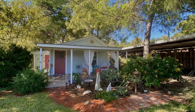 Boutique Cottage Near Bishop Arts