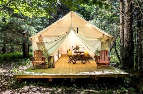 Boutique Safari Tent Glamping Retreat with Continental Breakfast, Forest Trails & Pond in Broadalbin, New York