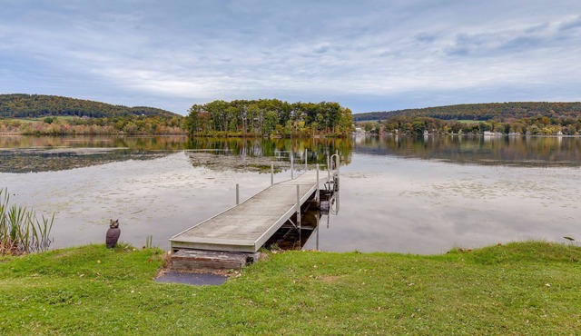 Bradford Lake House w/ Dock: Near Wineries!