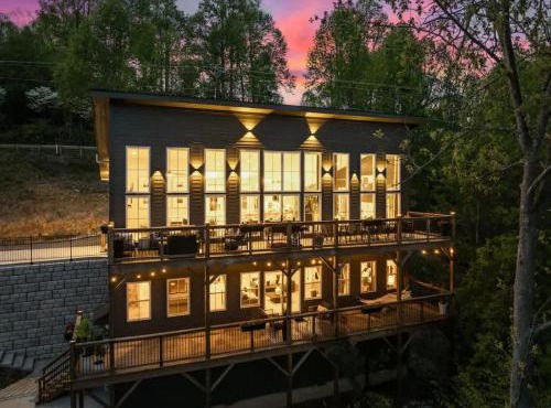 Breathtaking Mountain Views, Hot Tub, Sauna, Fire Pit, Fire Pit Table, PoolTable, Kitchenette, 2 Living rooms, Universal EV Station