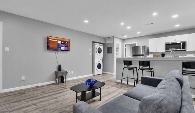 Bright 1BR Condo close to Food and Entertainment