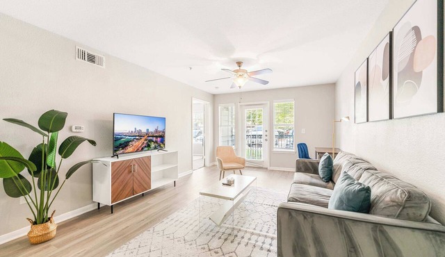 Bright 2BR King Suite w Gym& close to Downtown