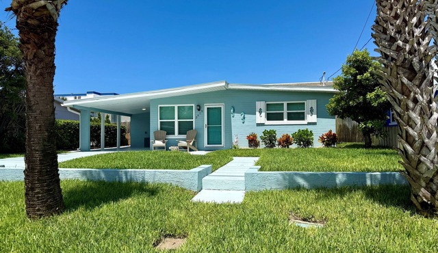 Bright Beach Bungalow – 1 Block to Dahlia Park Beach Access