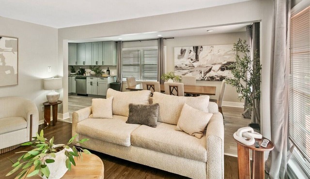 Bright & Cozy Homewood 3 Bed with Arcade Game!