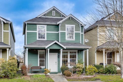 Bright & Modern! Family Home 11 Mi to Dtwn Tacoma