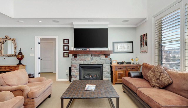 Bright retreat w/hot tub & resort access