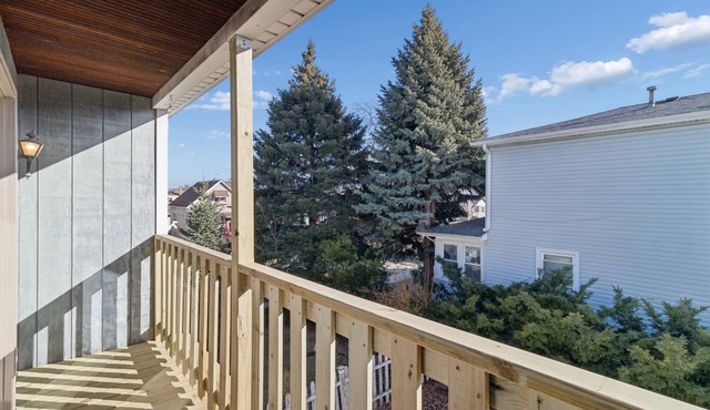 Bright Top-Floor 2BR with Private Yard Near O’Hare