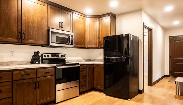Brillion 2‑Bedroom Suite w/Full Kitchen Near Ariens – Unit #1