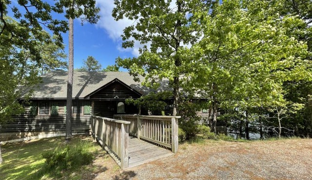 C17 - Lake view three bedroom, three bath log-sided cottage with private hot tub overlooking Lake Ouachita