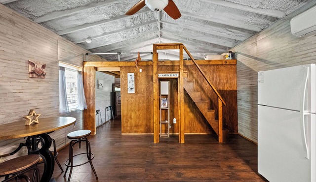 Cabin 2 Glamping, Nearby Glen Rose