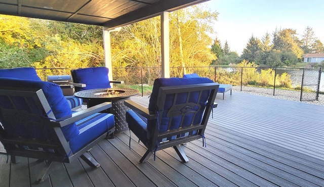 Canal Front, Private Dock, Fully Fenced, Spacious!