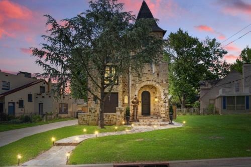 Castle Near Gathering Place Hot Tub, 3 Stories