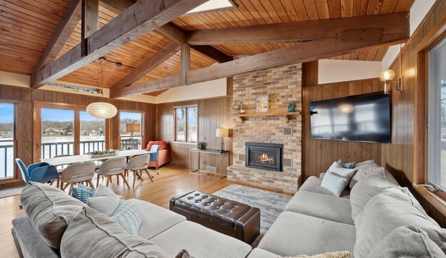 Cedar Lake getaway - sauna, paddle boards & raft!